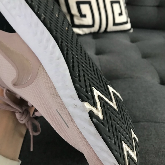 Nike Women's Revolution 5 Running Shoe Like NEW Purchased at Nordstrom Rose Gold - Picture 3 of 3